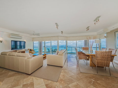 AA Oceana On Broadbeach - Rent Accommodation 12