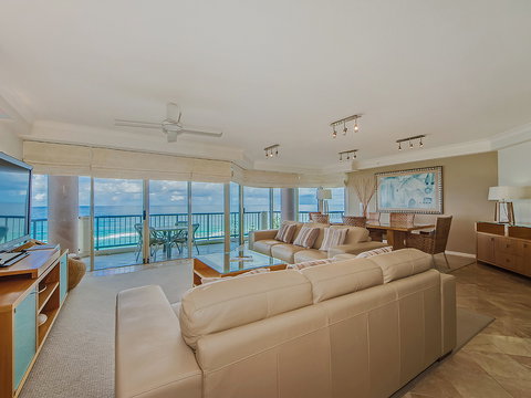 AA Oceana On Broadbeach - Rent Accommodation 14