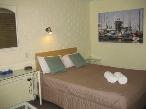 Twin Pines Motel - Rent Accommodation 2