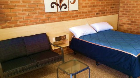 Jackaroo Apartments - Rent Accommodation 1