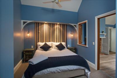 Oak Tree Lodge - Rent Accommodation 0