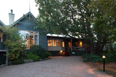 Oak Tree Lodge - Rent Accommodation 7