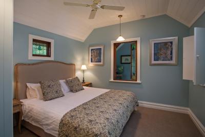 Oak Tree Lodge - Rent Accommodation 11