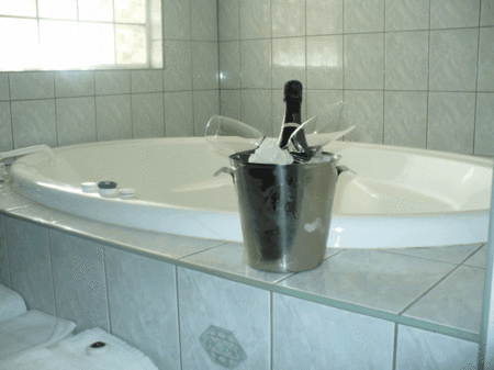Charles Rasp Motor Inn And Cottages - Rent Accommodation 2