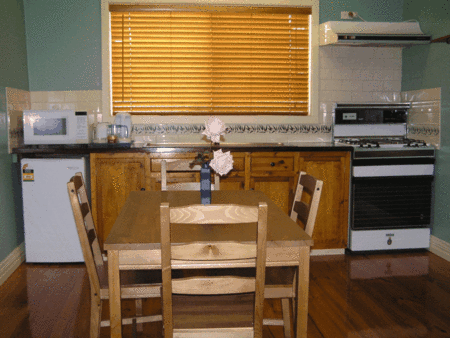 Charles Rasp Motor Inn And Cottages - Rent Accommodation 4