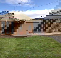 Canalside Family Getaway - Rent Accommodation