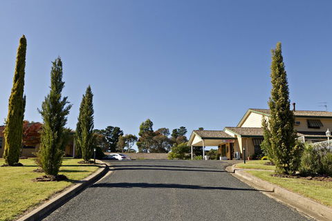 Hilltops Retreat Motor Inn - Rent Accommodation 1