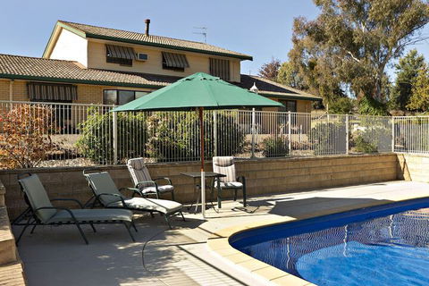 Hilltops Retreat Motor Inn - Rent Accommodation 2
