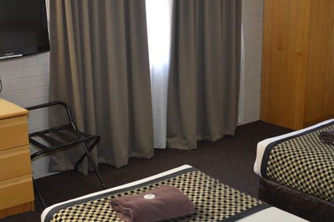 Hilltops Retreat Motor Inn - Rent Accommodation 7