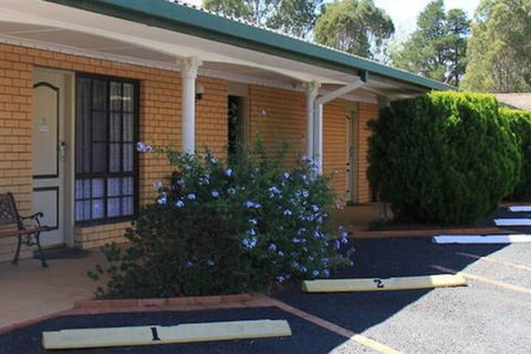 Hilltops Retreat Motor Inn - Rent Accommodation 3