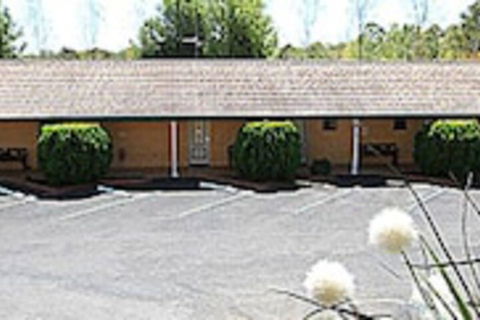 Hilltops Retreat Motor Inn - Rent Accommodation 0