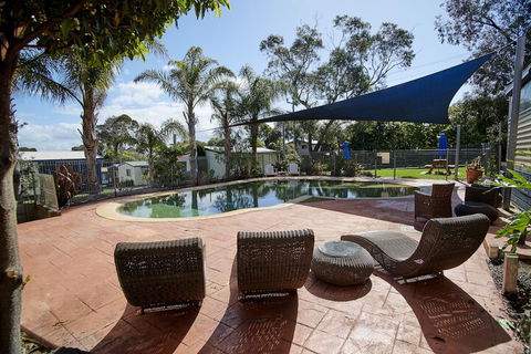 Amaroo Holiday Park - Rent Accommodation 7