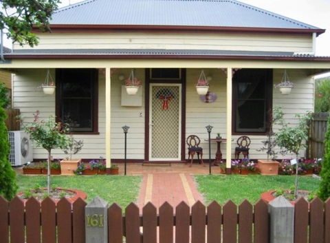 Bloomsbury Cottage - Rent Accommodation 4
