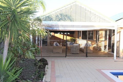 Castaway - Rent Accommodation 0
