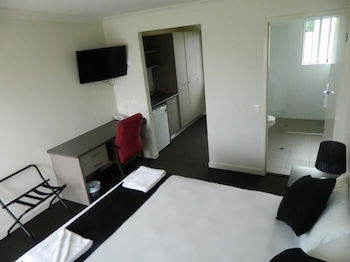 Dooleys Capella Tavern And Motel - Rent Accommodation 4