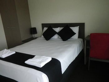 Dooleys Capella Tavern And Motel - Rent Accommodation 3
