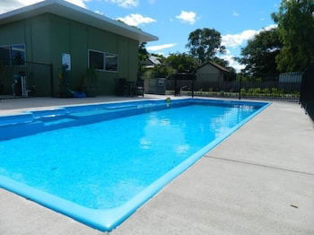 Dooleys Capella Tavern And Motel - Rent Accommodation 1