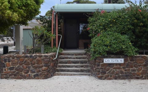 Hopetoun Motel & Chalet Village - Rent Accommodation 3