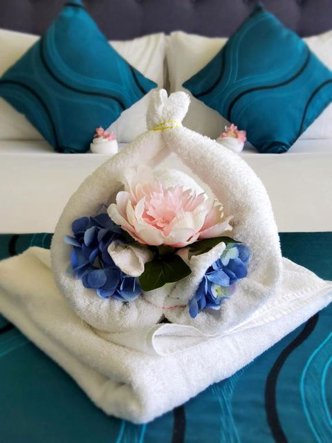 Cairns Luxury Seafront Apartment - Rent Accommodation 2