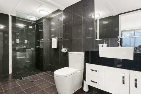 Cairns Luxury Seafront Apartment - Rent Accommodation 6