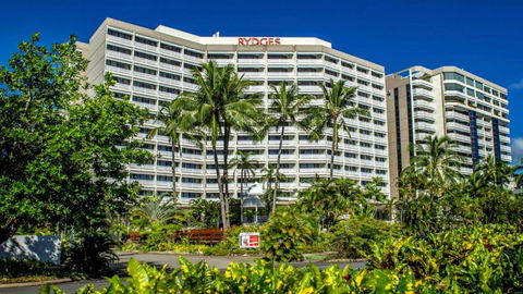 Cairns Luxury Seafront Apartment - Rent Accommodation 1