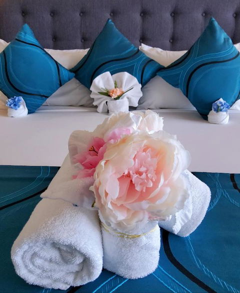 Cairns Luxury Seafront Apartment - Rent Accommodation 4