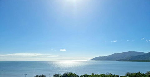 Cairns Luxury Seafront Apartment - Rent Accommodation 5