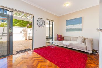 Luxurious Perth Townhouse - Rent Accommodation 4