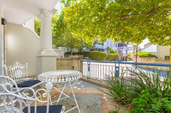 Luxurious Perth Townhouse - Rent Accommodation 5