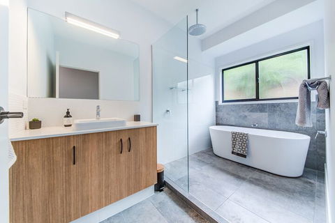 Hillside Haven Airlie Beach - Rent Accommodation 6