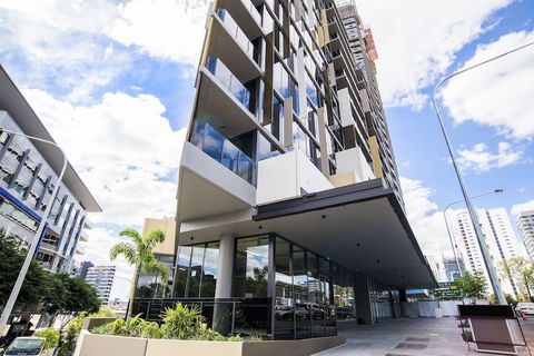 Arise Brisbane One - Rent Accommodation 1