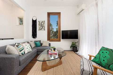 Historic 1890s House With Terraced Backyard Deck H346 - Rent Accommodation 2