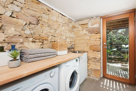 Historic 1890s House With Terraced Backyard Deck H346 - Rent Accommodation 6