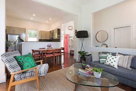 Historic 1890s House With Terraced Backyard Deck H346 - Rent Accommodation 4