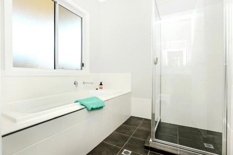 High Tide Wallaroo Beachfront Property Pet Friendly - Rent Accommodation 2