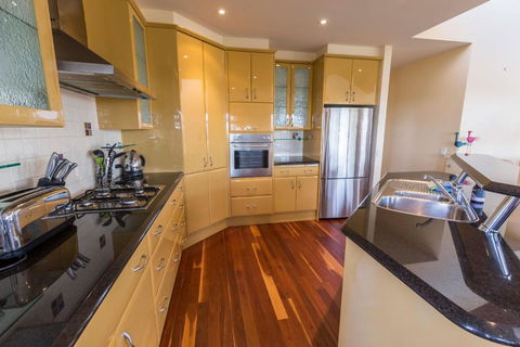 Aqua Vista A Stroll To Paynesville Forshore - Rent Accommodation 4