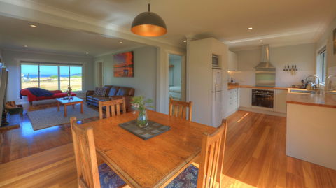 Castaway Cottage - Essentially Tas - Rent Accommodation 1
