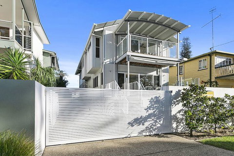 Stunning River House 51 Hilton Esplanade - Rent Accommodation 1