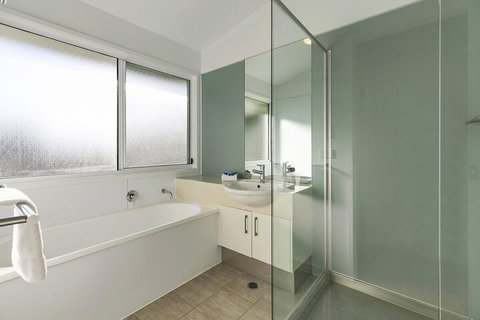 Stunning River House 51 Hilton Esplanade - Rent Accommodation 3