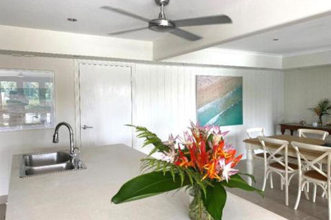 Absolute Lakefront Port Douglas - Rent Accommodation 4