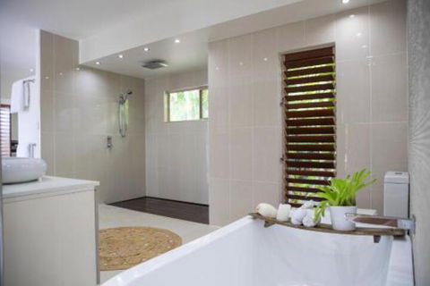 Absolute Lakefront Port Douglas - Rent Accommodation 3