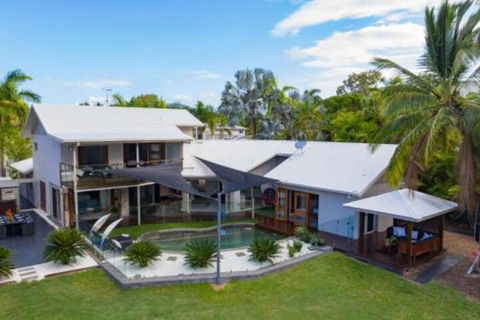 Absolute Lakefront Port Douglas - Rent Accommodation 5