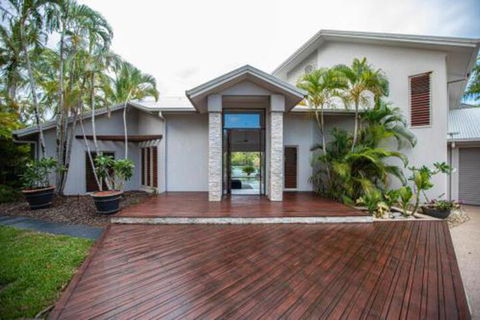 Absolute Lakefront Port Douglas - Rent Accommodation 7