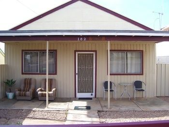 Aussie Bacon & Eggs Cottages - Rent Accommodation 0