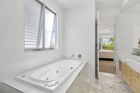 North Facing River Front Stunning Apartment Unit 2 9 Hilton Esplanade - Rent Accommodation 7