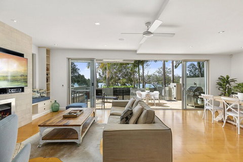 North Facing River Front Stunning Apartment Unit 2 9 Hilton Esplanade - Rent Accommodation 4