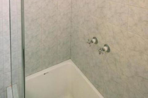 A Wave Away At Glenelg Cosy Unit Near The Beach - Rent Accommodation 4