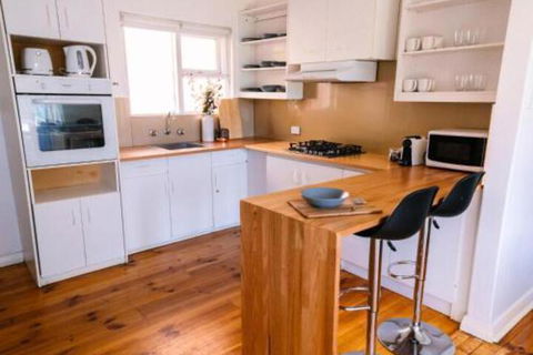 A Wave Away At Glenelg Cosy Unit Near The Beach - Rent Accommodation 5