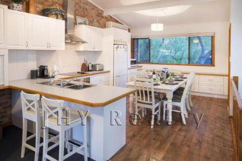Coastal Cottage - Rent Accommodation 0
