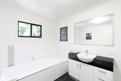 Casa Del Mar Airlie Beach - Rent Accommodation 6